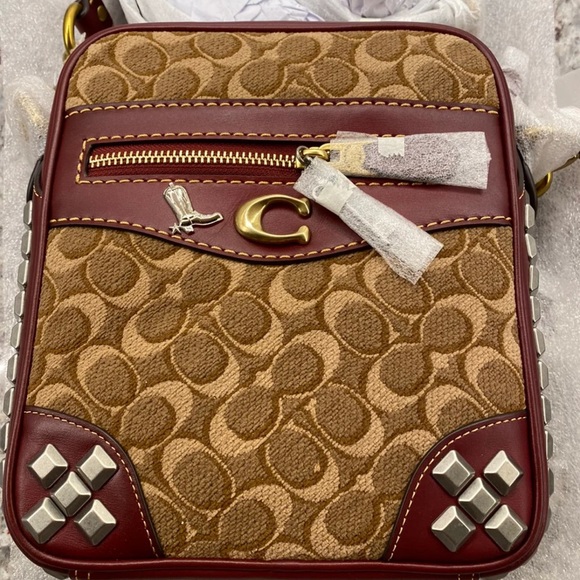 Trade only
Coach 1941 Max 18 Sig. Jacquard Scarlet 41385 - Picture 7 of 16